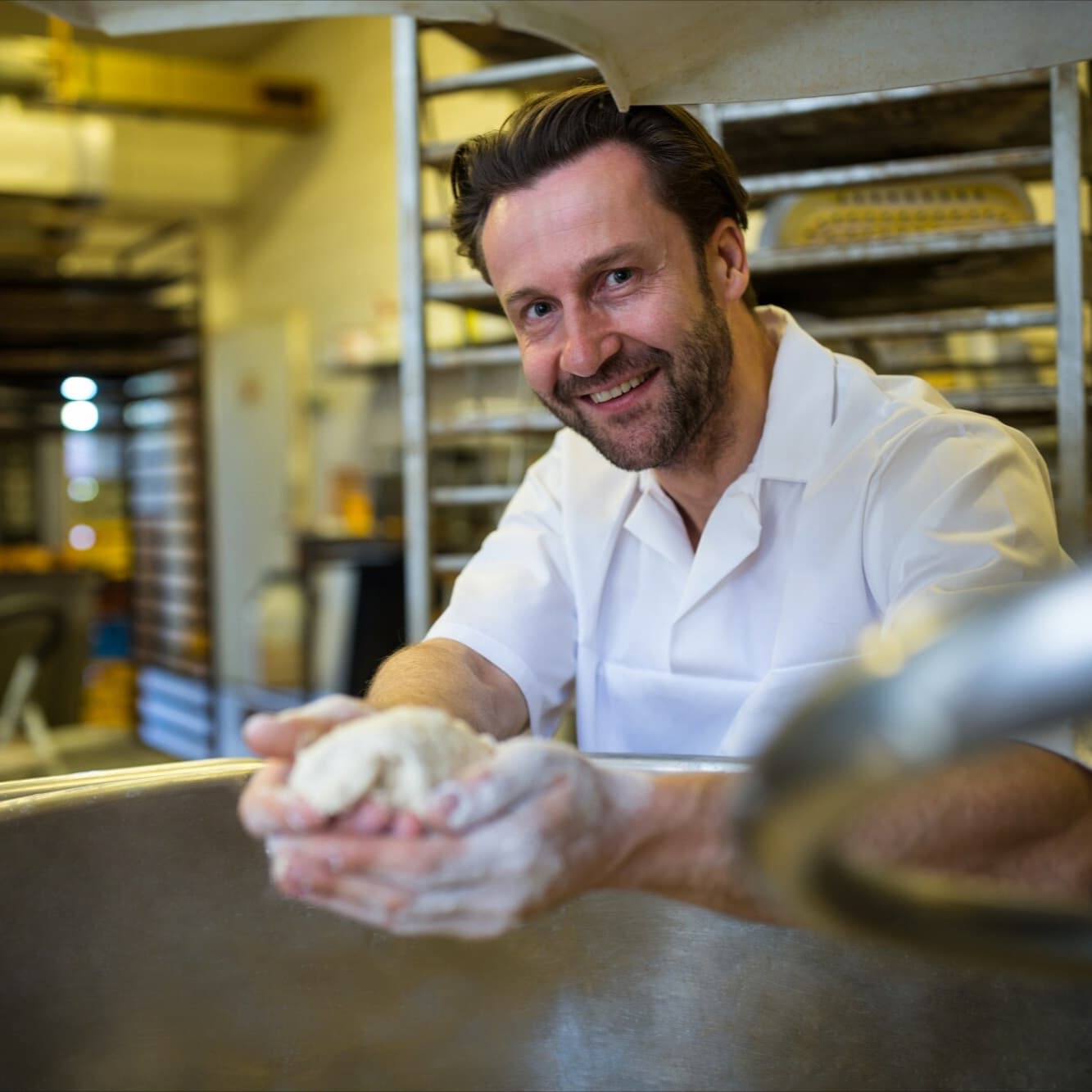 Zdjęcie przedstawia zadowolnego klienta, piekarza.